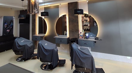 Interior moderno de Elegance.ec Peluquería en Santo Domingo, Santo Domingo De Los Tsáchilas, EC con estaciones elegantes.