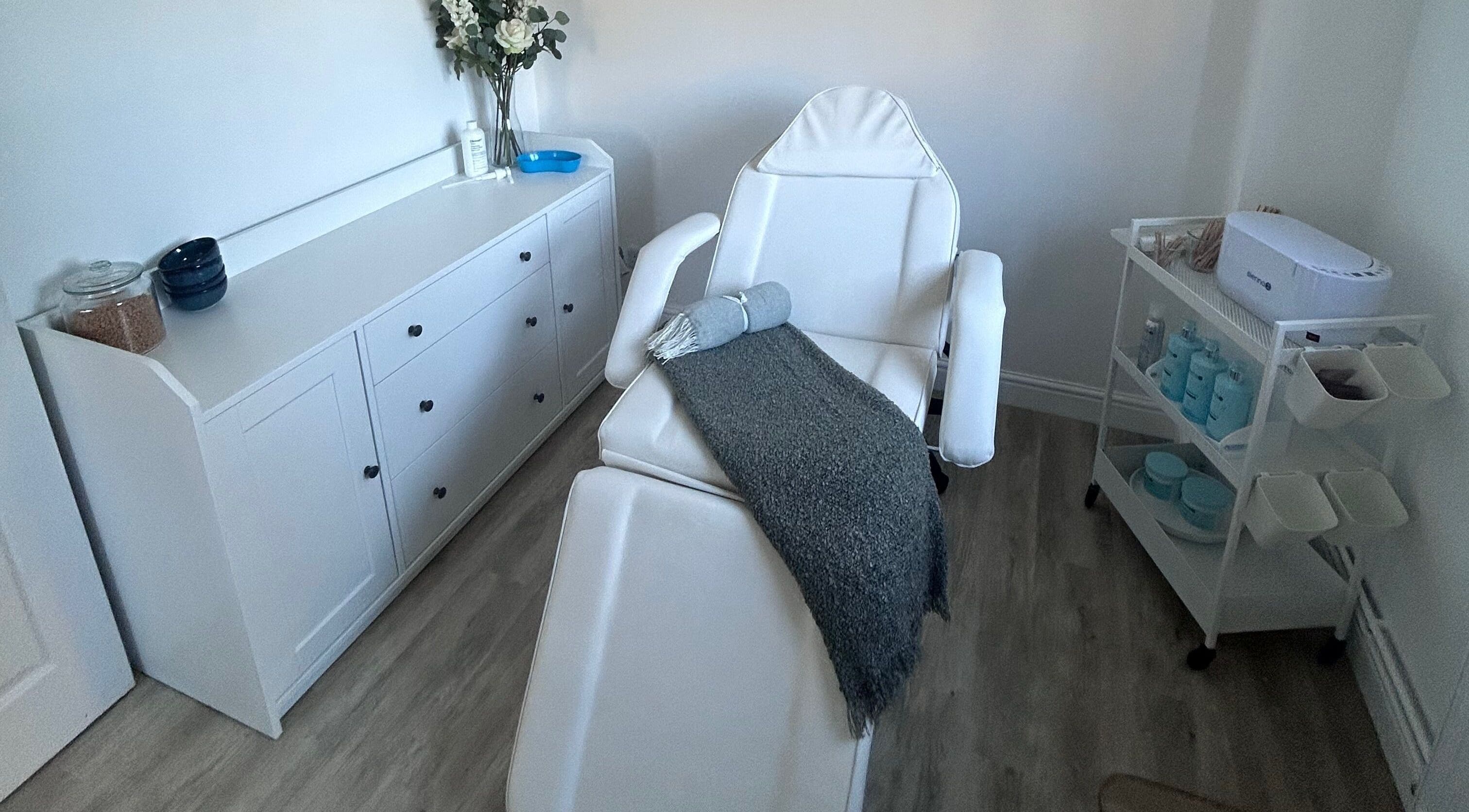 Relaxing treatment room at Red Lodge Beauty Room, Bognor Regis, England, GB with spa chair and soothing decor.