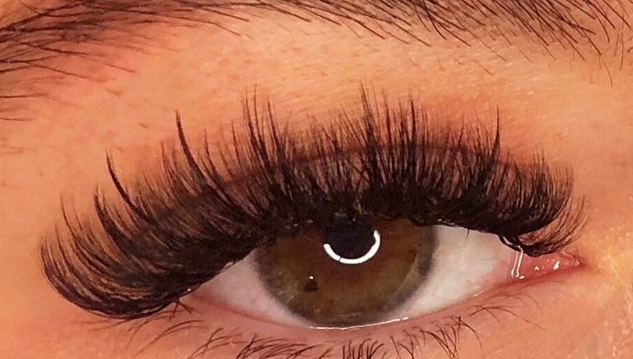 Flawless Lash Studio, bild 1