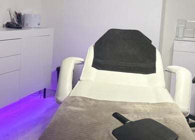 Modern beauty chair in Browsculpt Studio, Wigan, England, GB, showcasing a calming treatment area.