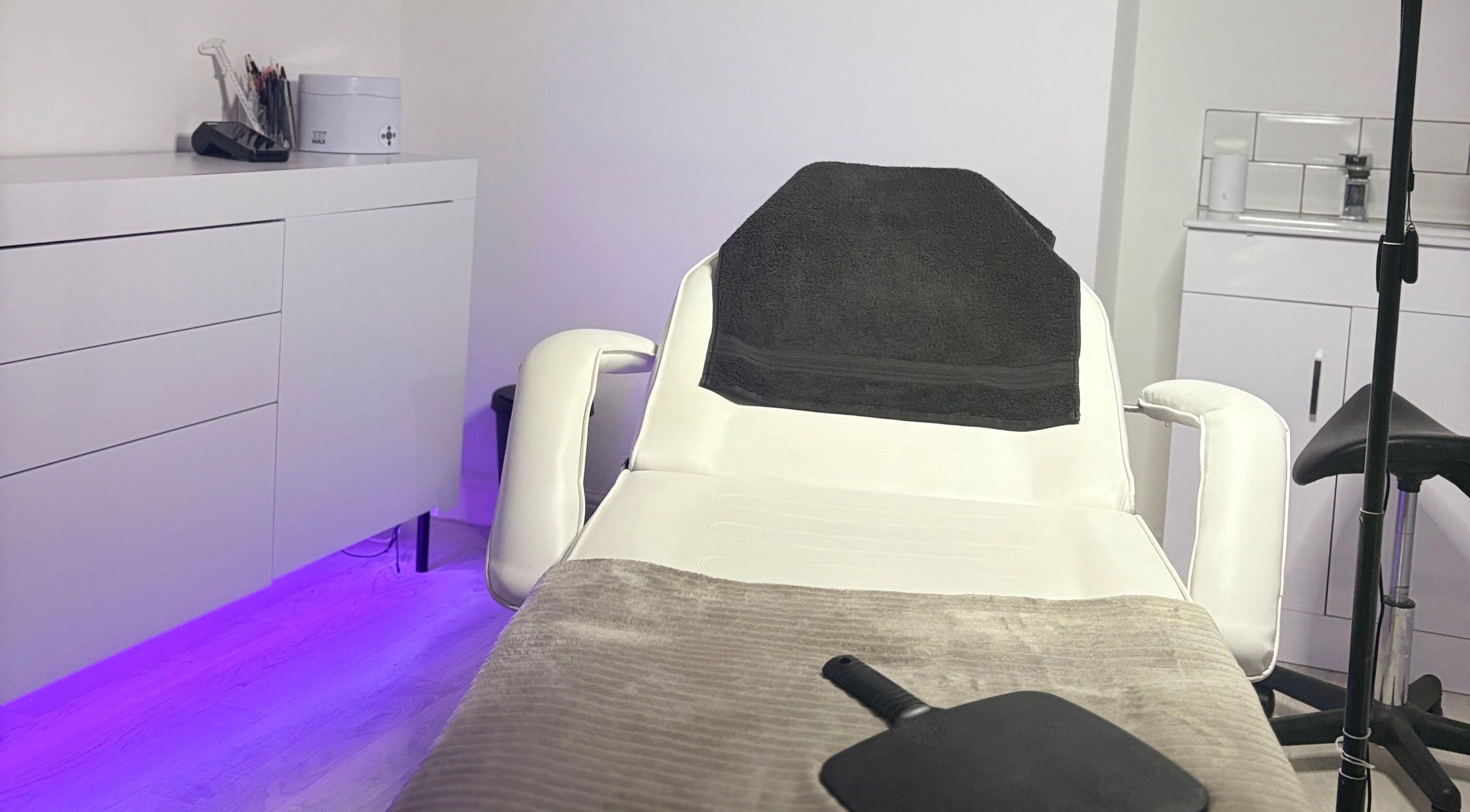 Modern beauty chair in Browsculpt Studio, Wigan, England, GB, showcasing a calming treatment area.