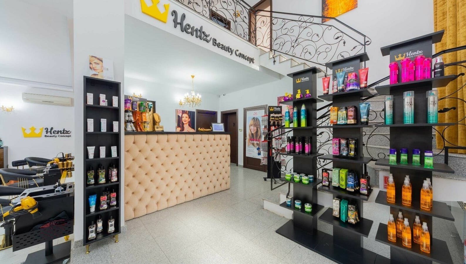 Interior sofisticat la Hentz Beauty Concept, Voluntari, Județul Ilfov, RO, cu produse de înfrumusețare pe rafturi.
