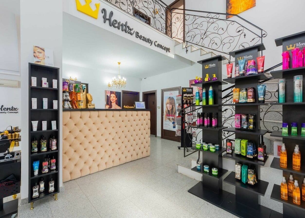 Interior sofisticat la Hentz Beauty Concept, Voluntari, Județul Ilfov, RO, cu produse de înfrumusețare pe rafturi.