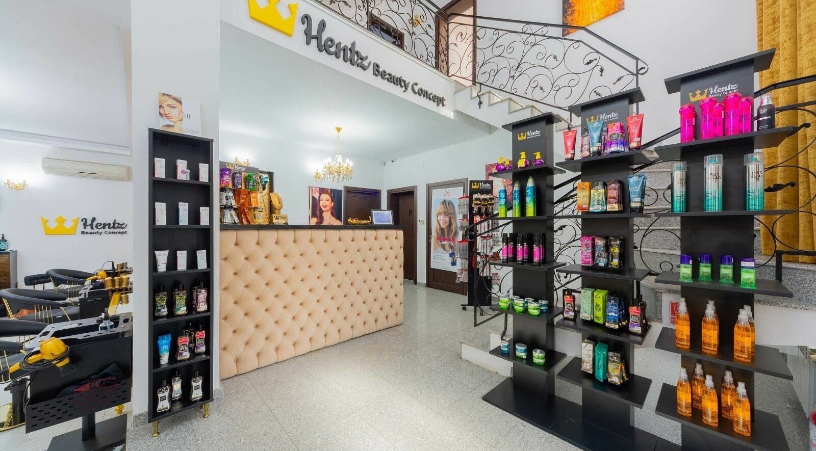 Interior sofisticat la Hentz Beauty Concept, Voluntari, Județul Ilfov, RO, cu produse de înfrumusețare pe rafturi.