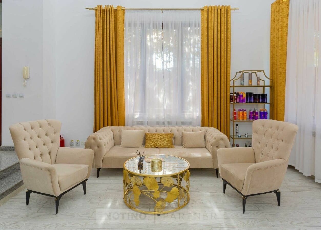 Salon elegant la Hentz Beauty Concept, Voluntari, Județul Ilfov, RO cu canapele bej și decor auriu.