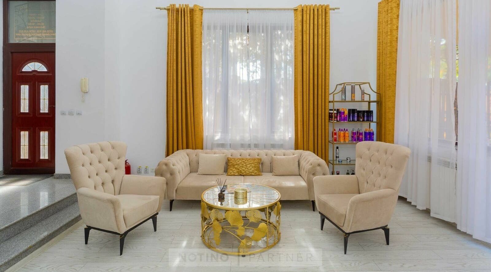 Salon elegant la Hentz Beauty Concept, Voluntari, Județul Ilfov, RO cu canapele bej și decor auriu.