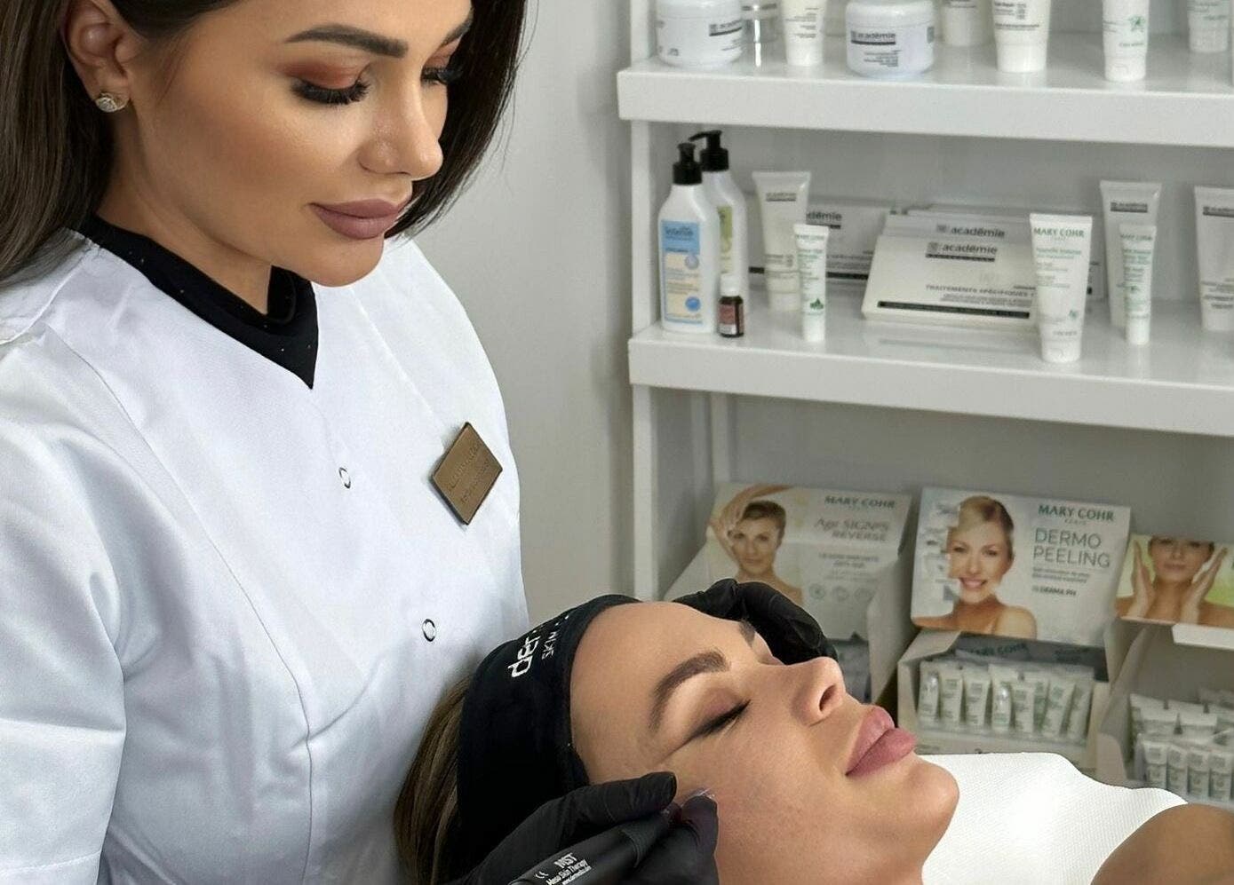 Tratamente faciale la Hentz Beauty Concept, Voluntari, Județul Ilfov, RO, profesionist în acțiune.