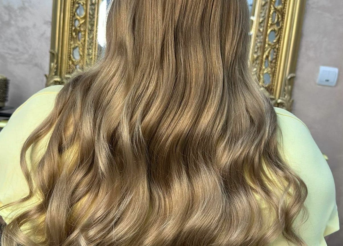 Culoare păr ondulat la Hentz Beauty Concept, Voluntari, Județul Ilfov, RO.