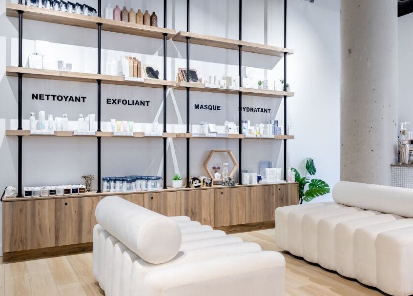 Espace de produits modernes à Hermosa Clinique Beauté, Québec, Québec, CA, offrant soins de la peau diversifiés.