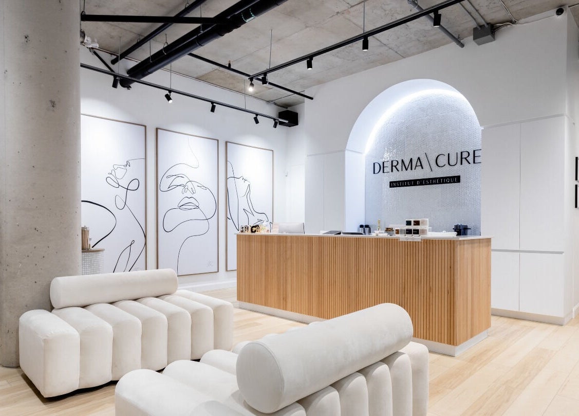 Intérieur chic de Hermosa Clinique Beauté à Québec, CA, avec accueil bois clair et art minimaliste.