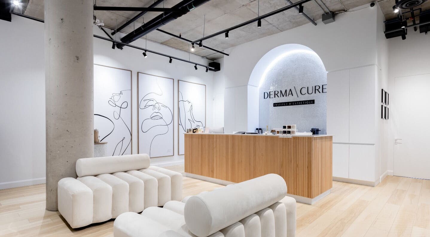Intérieur chic de Hermosa Clinique Beauté à Québec, CA, avec accueil bois clair et art minimaliste.