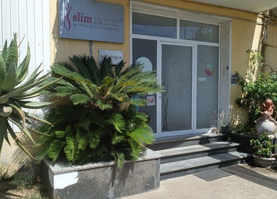 Ingresso di Slim Center Epilazione Laser - Dimagrimento a Orta Di Atella, Campania, IT, con piante decorative.