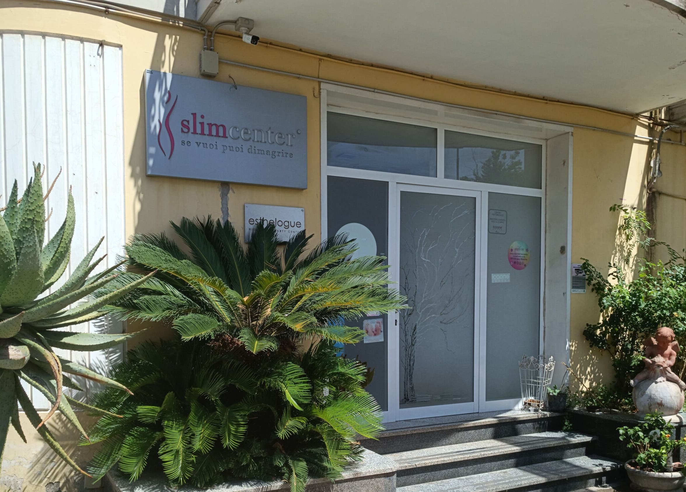 Ingresso Slim Center Epilazione Laser - Dimagrimento a Orta Di Atella, Campania, IT con piante lussureggianti.