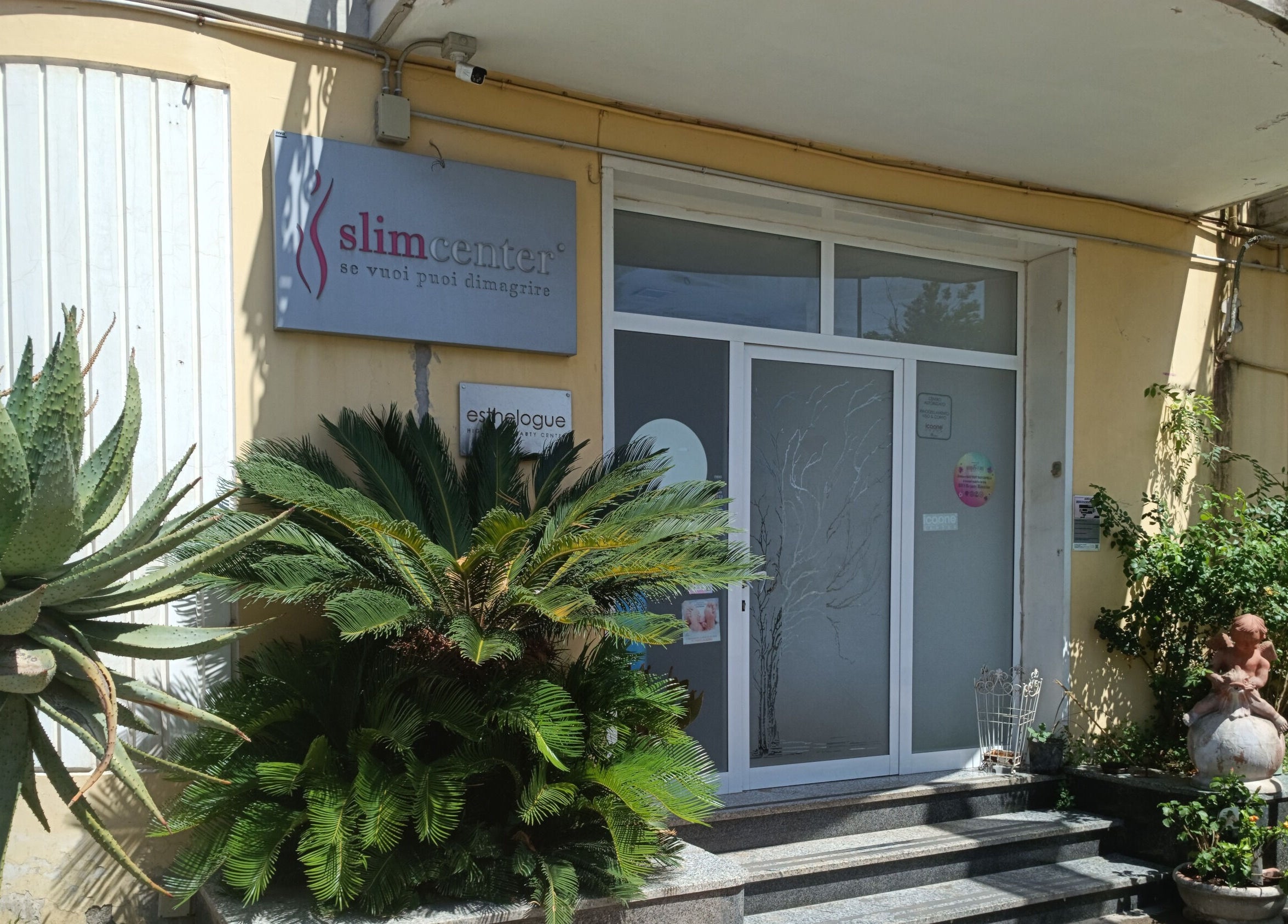 Ingresso Slim Center Epilazione Laser - Dimagrimento a Orta Di Atella, Campania, IT con piante lussureggianti.