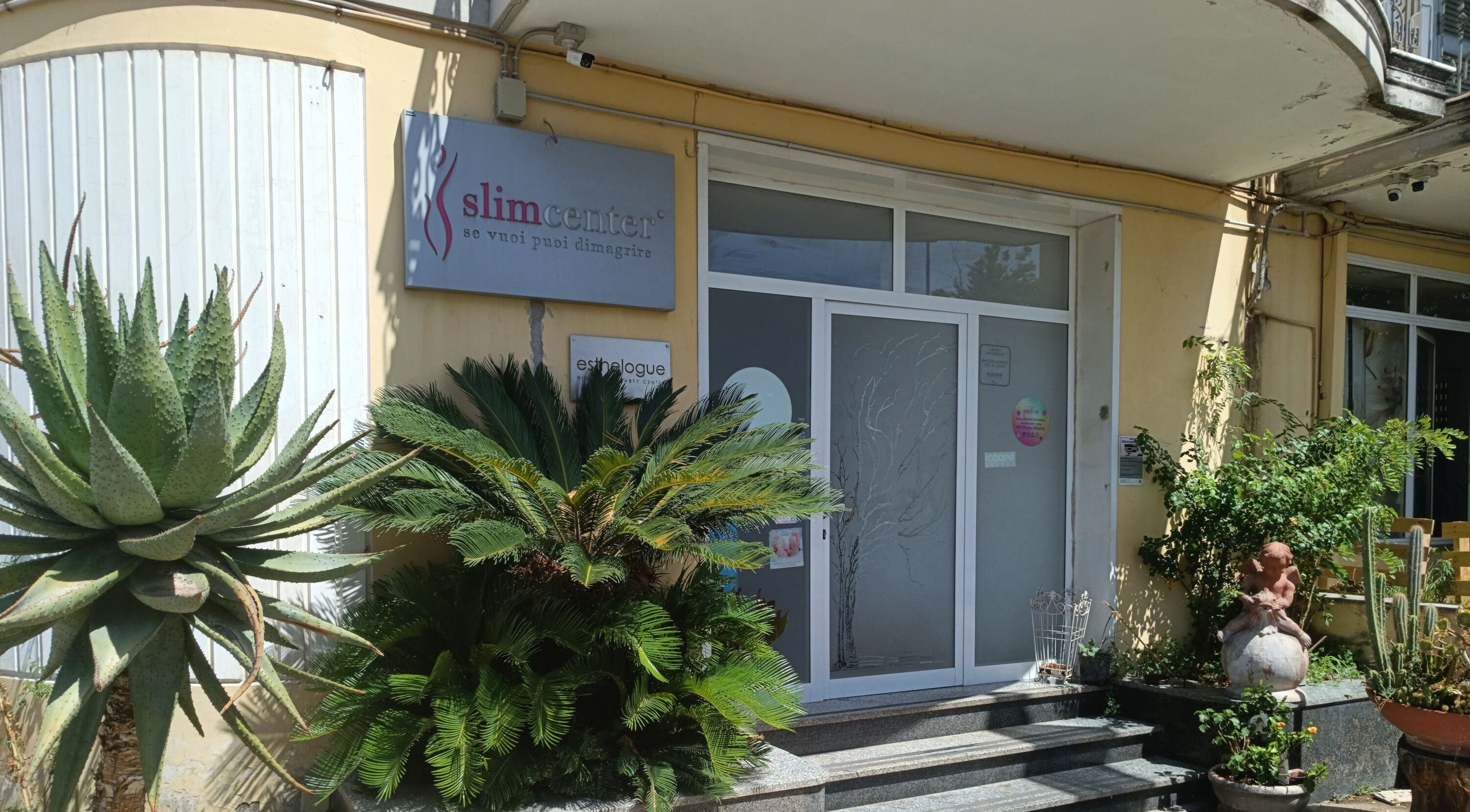 Ingresso Slim Center Epilazione Laser - Dimagrimento a Orta Di Atella, Campania, IT con piante lussureggianti.