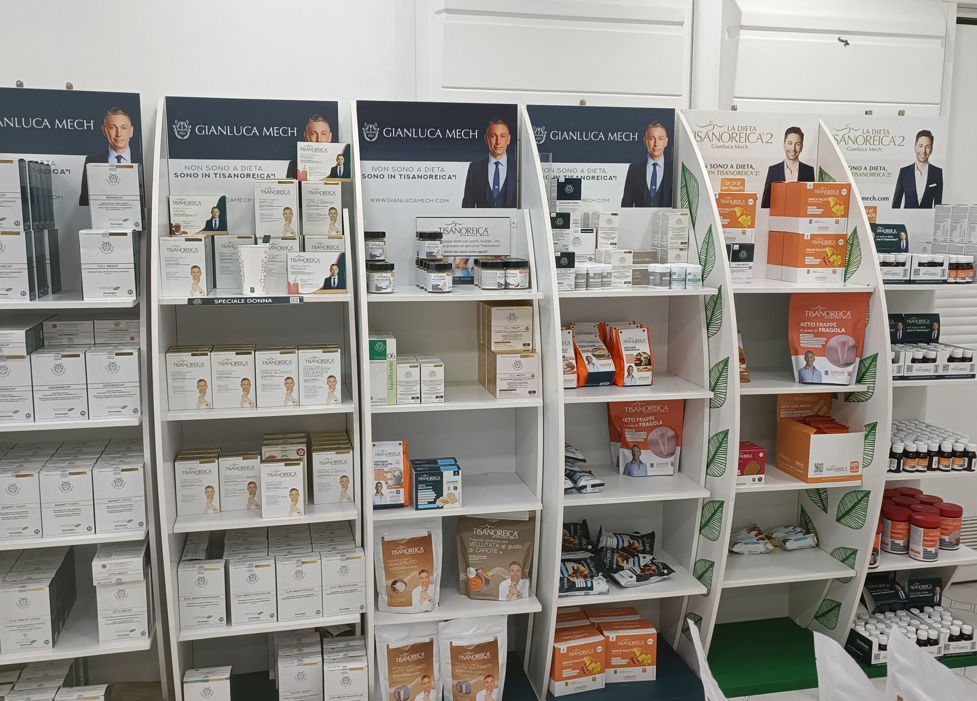 Scaffali di prodotti benessere a Slim Center Epilazione Laser - Dimagrimento, Orta Di Atella, Campania, IT.