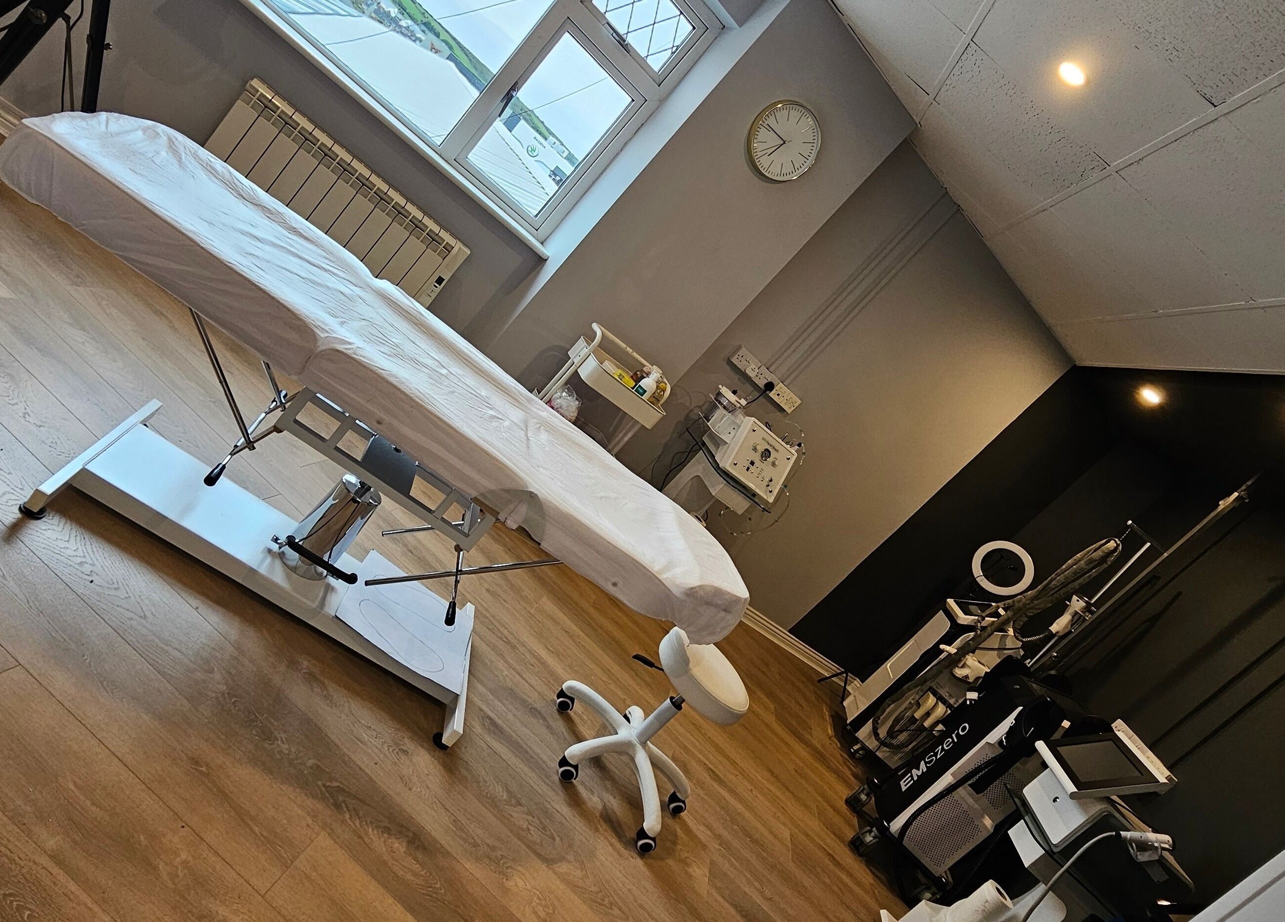 Elegant treatment room at Beauty Factory, Gaillimh, Galway, IE, featuring modern equipment and a comfortable bed.