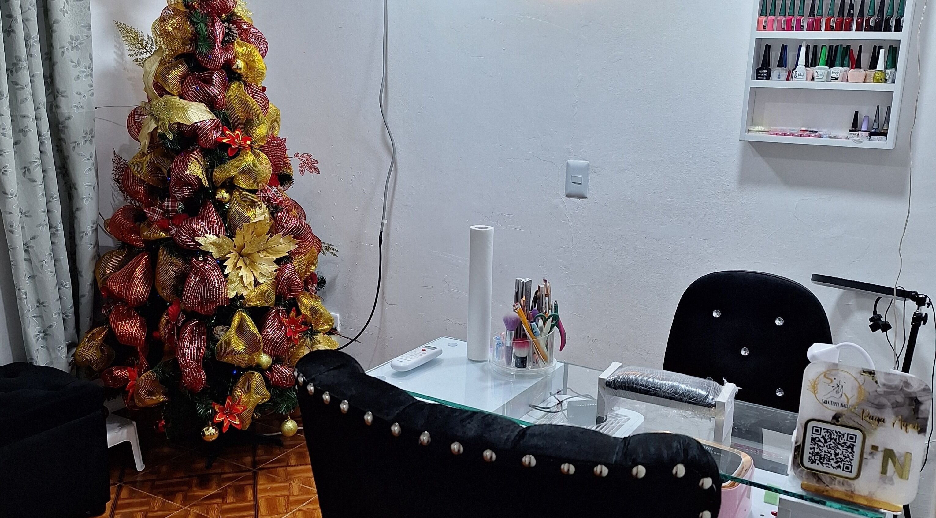 Decoración navideña en Sara Yepes Nails Studio, Itagüi, Antioquia, CO.