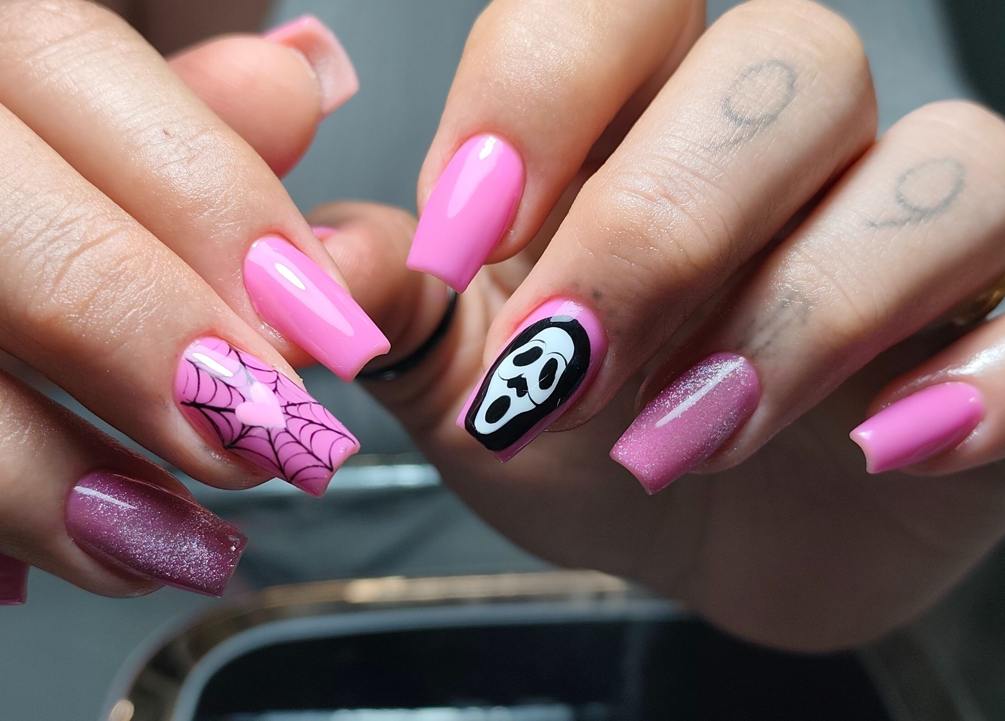 Uñas decoradas en rosa y negro en Sara Yepes Nails Studio, Itagüi, Antioquia, CO.