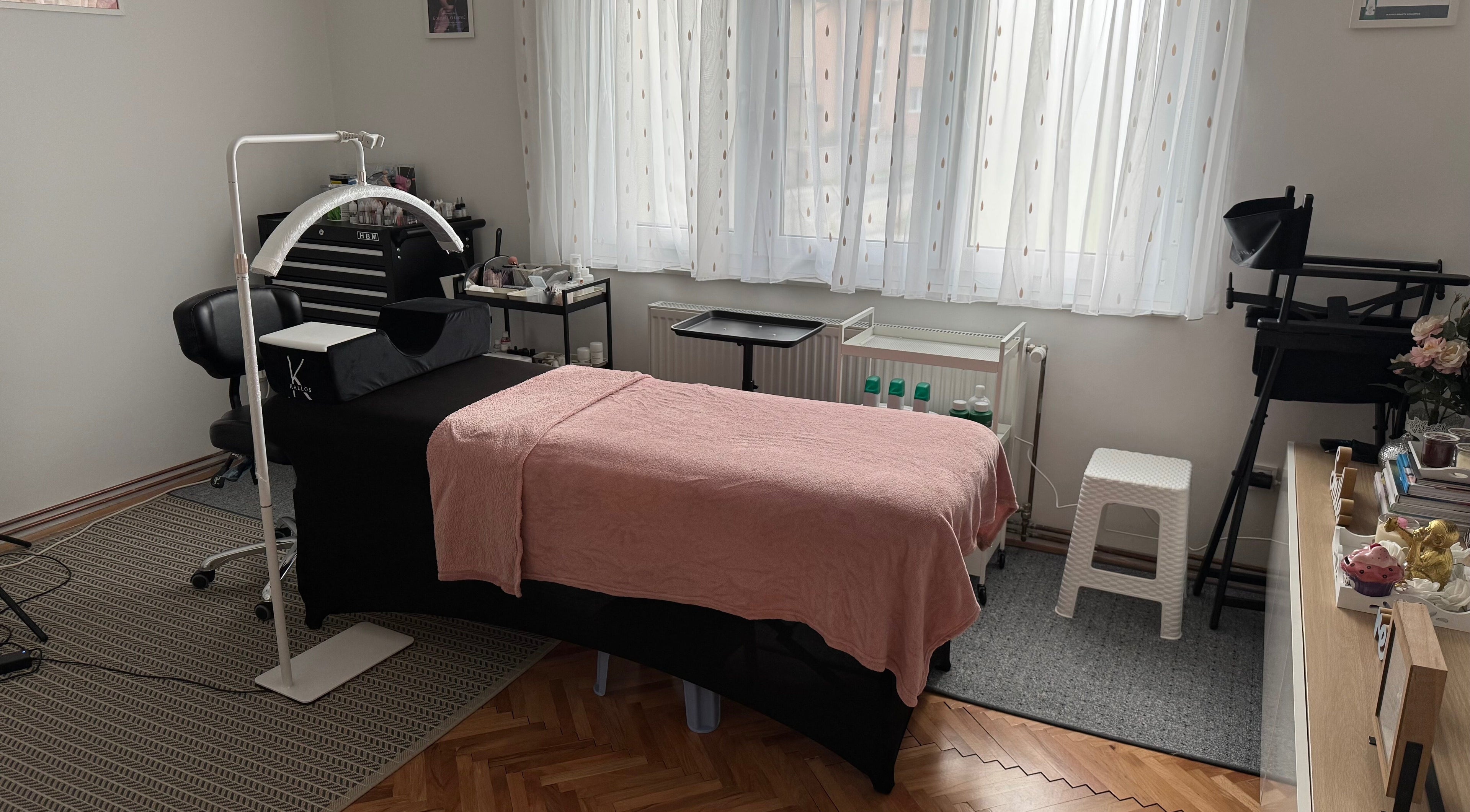 Unutrašnjost Stellaria Beauty Studio u Velikoj Gorici, Zagrebačka Županija, HR s krevetom za tretmane.