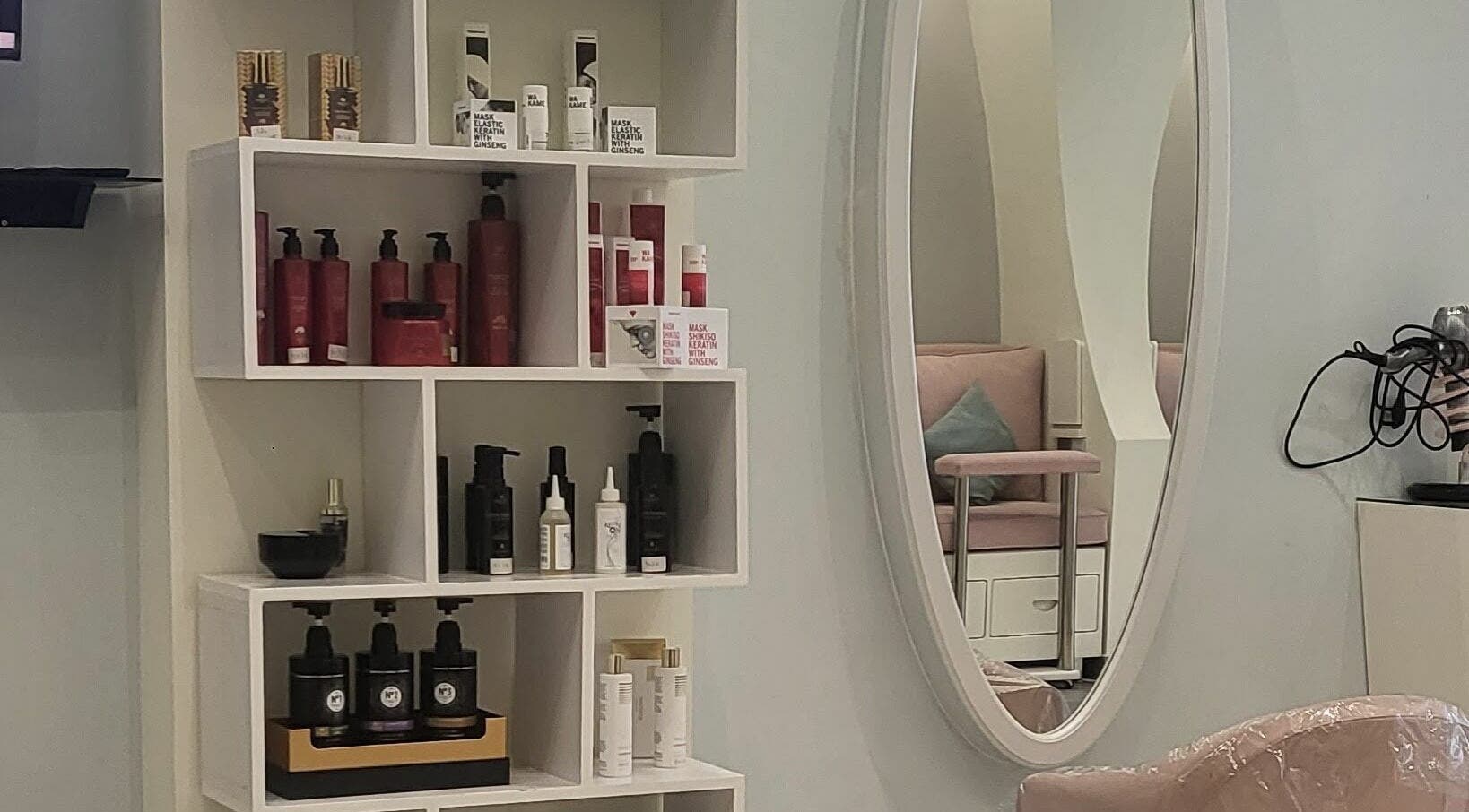 Modern beauty shelf with products at Aime Toi, Riyadh, Riyadh Province, SA, enhancing the salon ambiance.