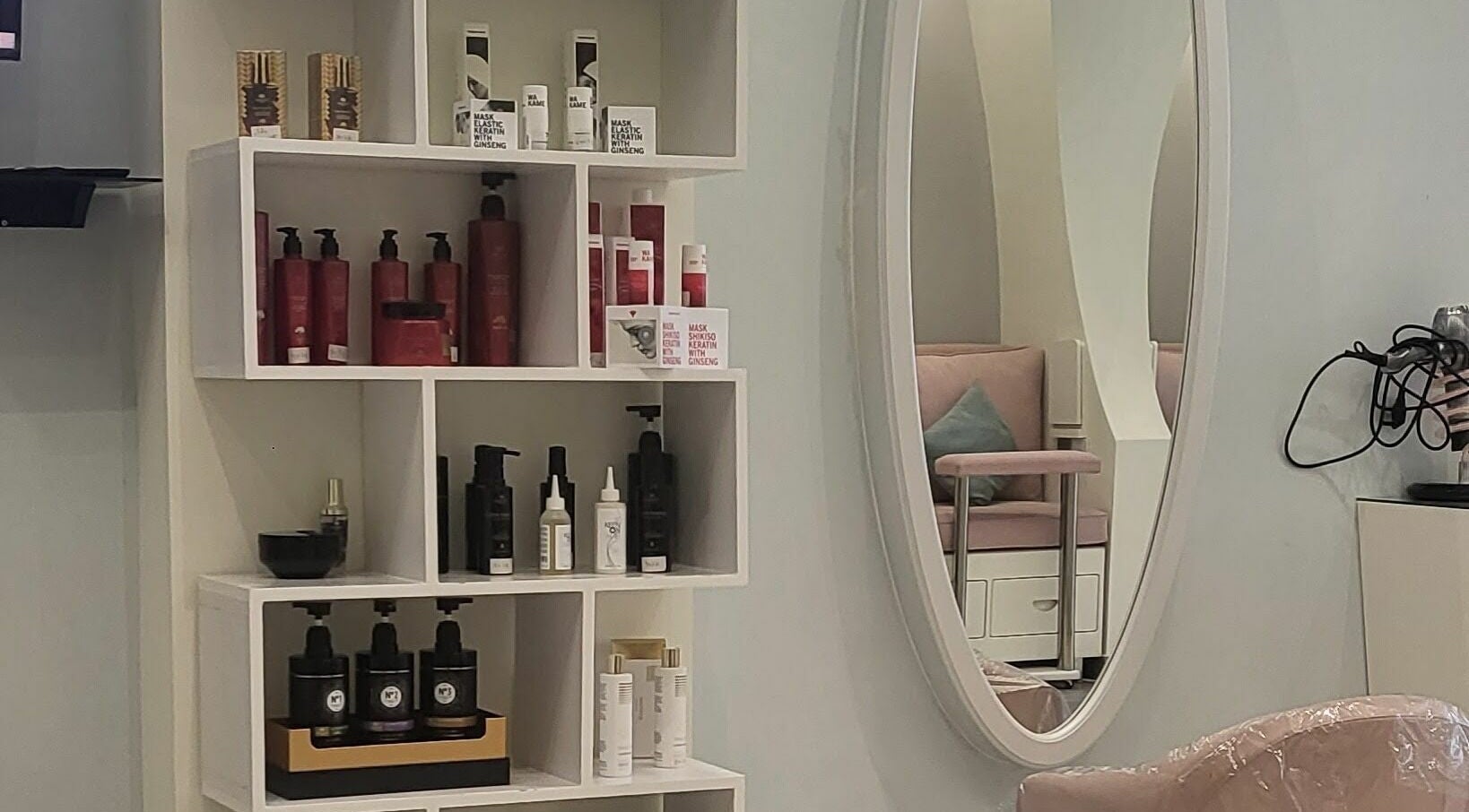Modern beauty shelf with products at Aime Toi, Riyadh, Riyadh Province, SA, enhancing the salon ambiance.
