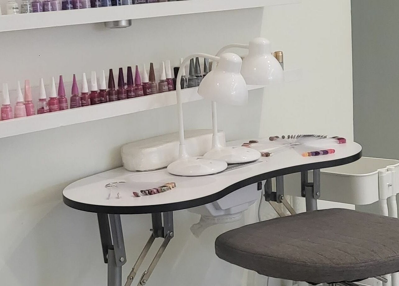 Aime Toi nail station in Riyadh, Riyadh Province, SA featuring a polished setup with vibrant nail polishes.