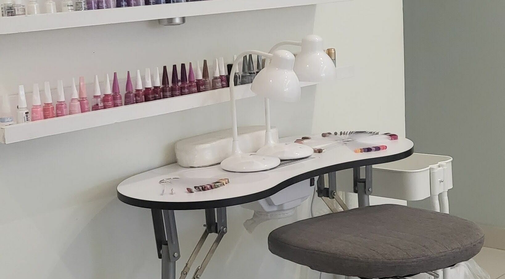 Aime Toi nail station in Riyadh, Riyadh Province, SA featuring a polished setup with vibrant nail polishes.
