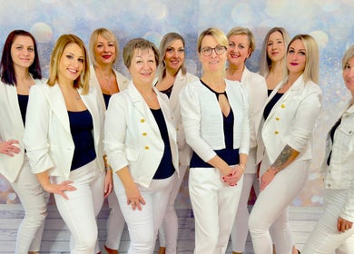 Menta Beauty Salon-Nyárliget csapata vidáman pózol Sarród, HU elegáns belső terében.