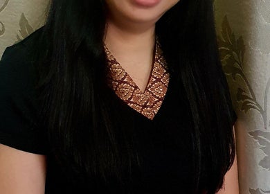 Menta Thai Massage-Nyárliget munkatársa hagyományos viseletben Sarród, HU-ban.