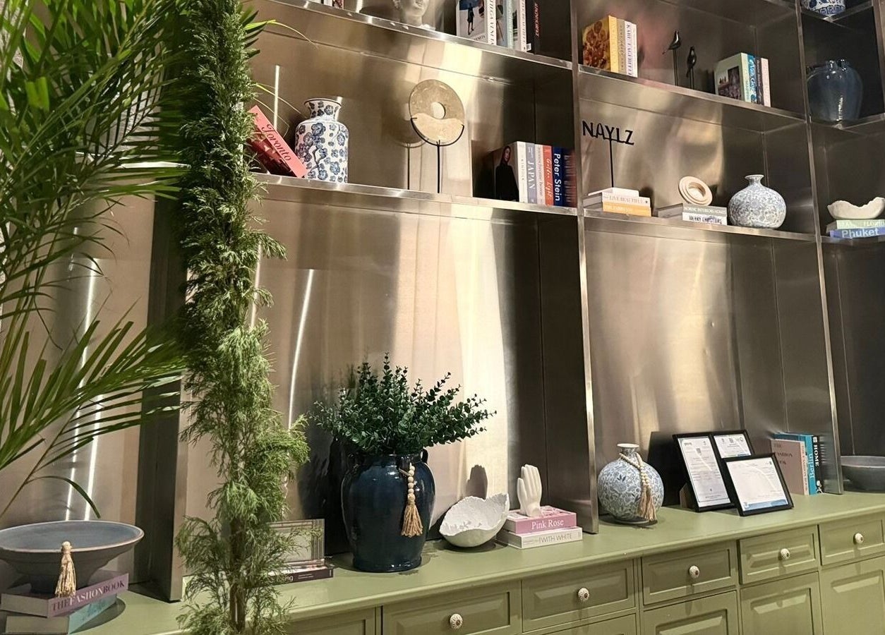 Elegant decor at Naylz Spa I نيلز سبا, Riyadh. Stylish shelves with books and plants enhance the spa's atmosphere.