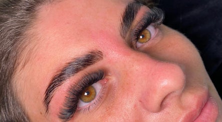 Image de Bombshell Brows and Lashes 2