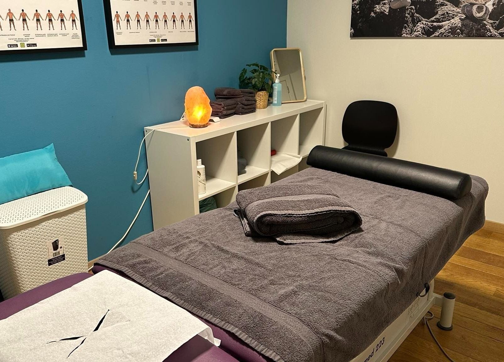 Kalmerende wellnessruimte bij BodyCare Dimitri, Sint-niklaas, Vlaams Gewest, BE met massagebed en zoutlamp.