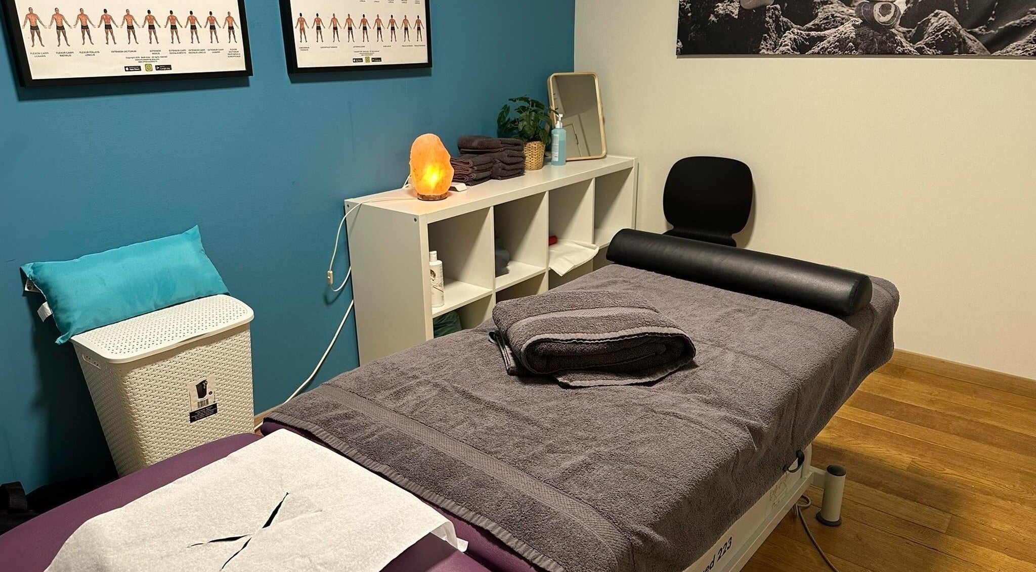 Kalmerende wellnessruimte bij BodyCare Dimitri, Sint-niklaas, Vlaams Gewest, BE met massagebed en zoutlamp.