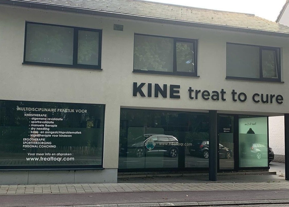 Vooraanzicht van BodyCare Dimitri in Sint-niklaas, Vlaams Gewest, BE. Moderne gevel met grote ramen.