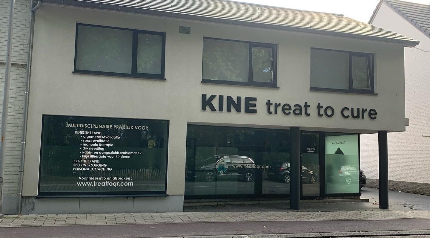 Vooraanzicht van BodyCare Dimitri in Sint-niklaas, Vlaams Gewest, BE. Moderne gevel met grote ramen.