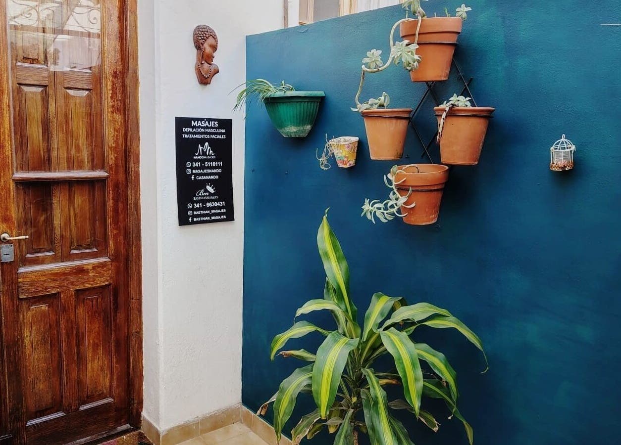 Entrada a Masajes NANDO y Basthian en Rosario con plantas decorativas. Ubicado en Rosario, Santa Fe, AR.