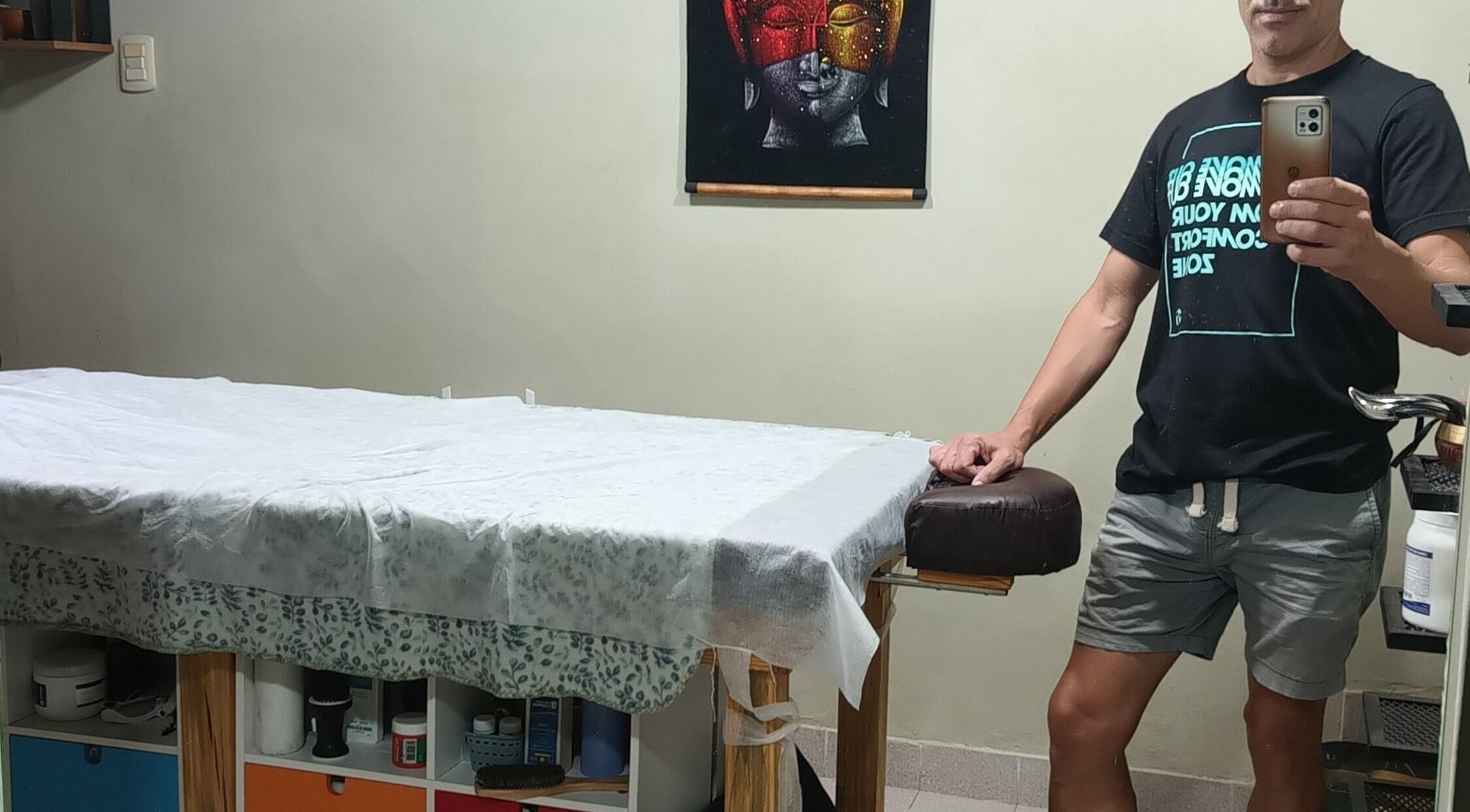 Sala de Masajes NANDO y Basthian en Rosario, Santa Fe, AR, mostrando una camilla y decoración.