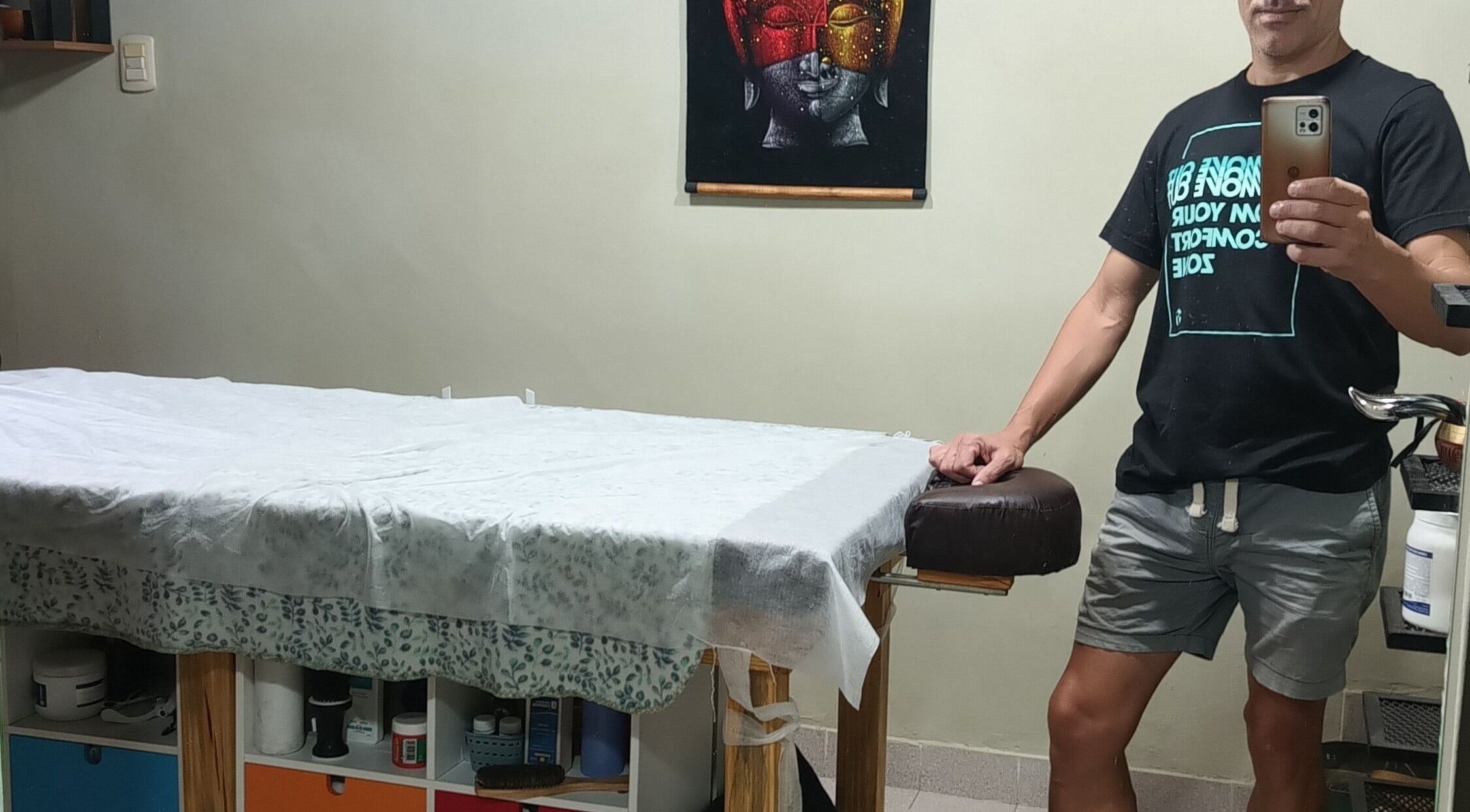 Sala de Masajes NANDO y Basthian en Rosario, Santa Fe, AR, mostrando una camilla y decoración.