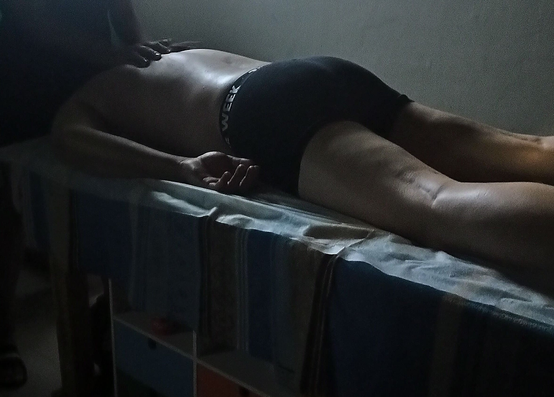 Persona recibiendo masaje en Masajes NANDO y Basthian, Rosario, Santa Fe, AR, creando un ambiente de relajación.