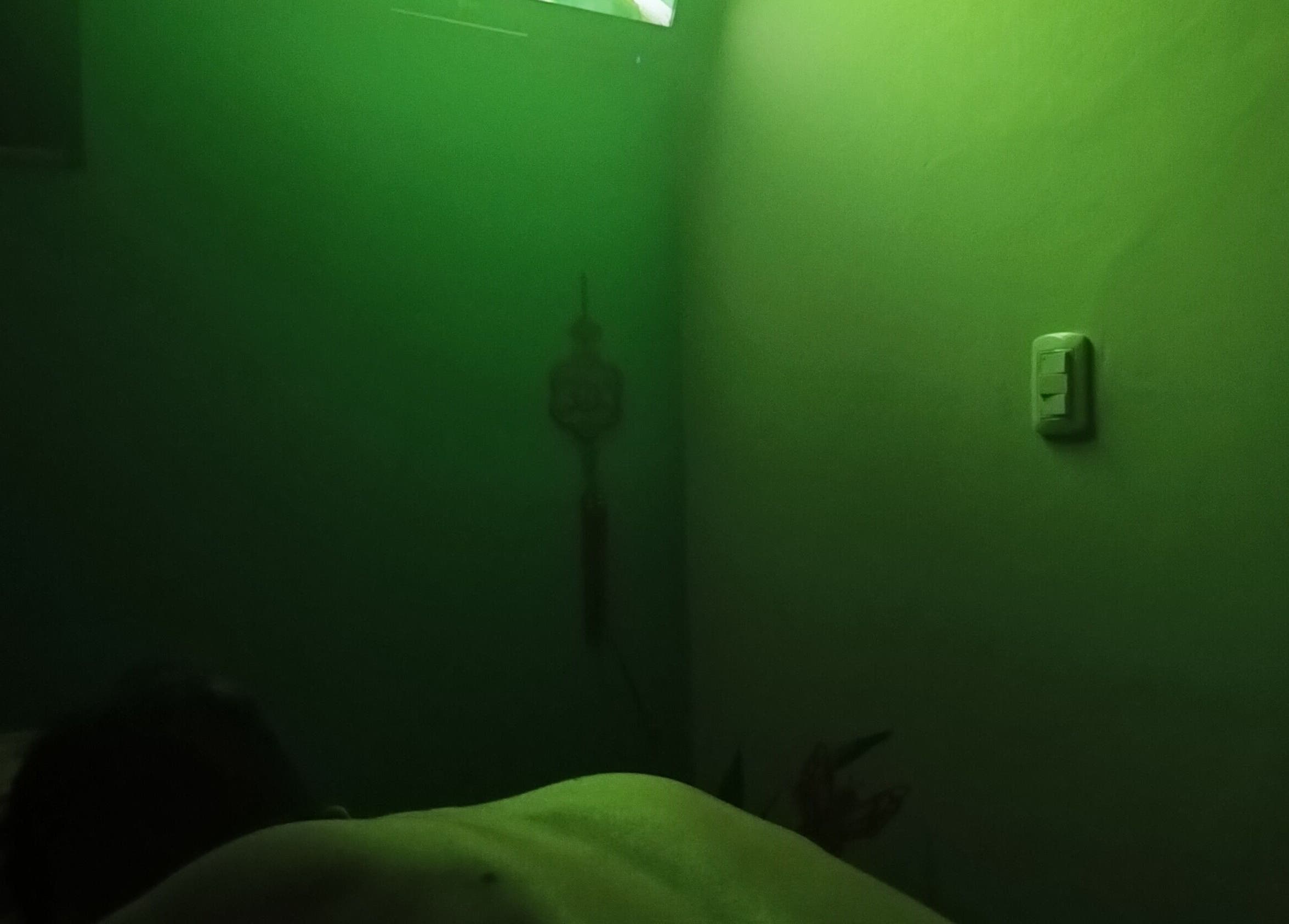 Habitación de Masajes NANDO y Basthian (en Rosario), Santa Fe, AR iluminada en tono verde relajante.