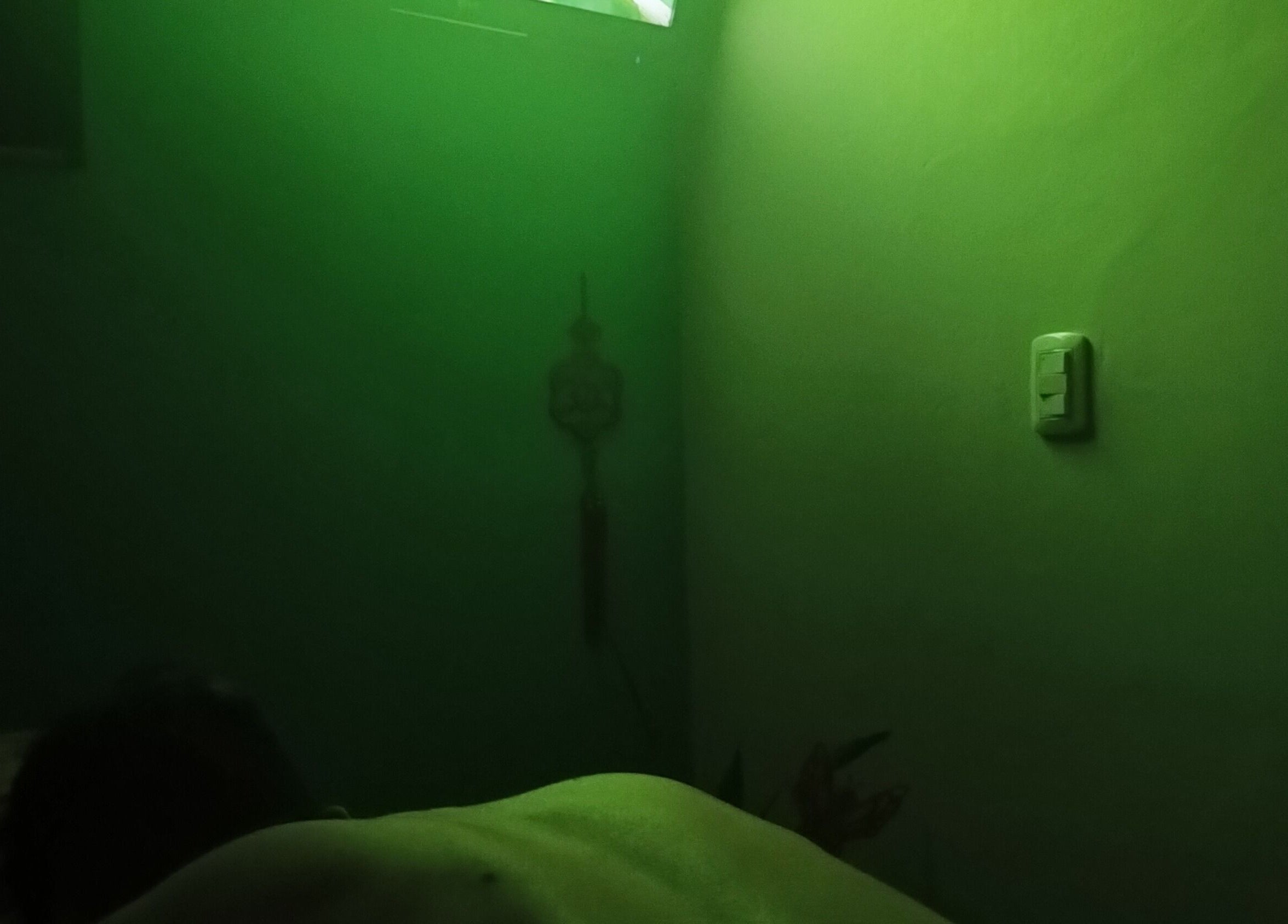 Habitación de Masajes NANDO y Basthian (en Rosario), Santa Fe, AR iluminada en tono verde relajante.