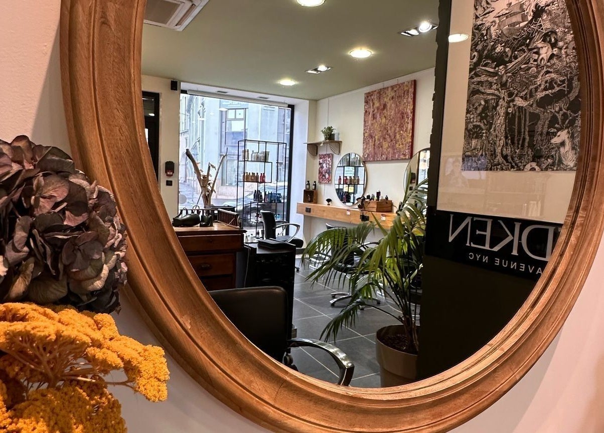 Intérieur élégant de LOFT HAIR à Reims, Grand Est, FR avec miroirs et décor chic.