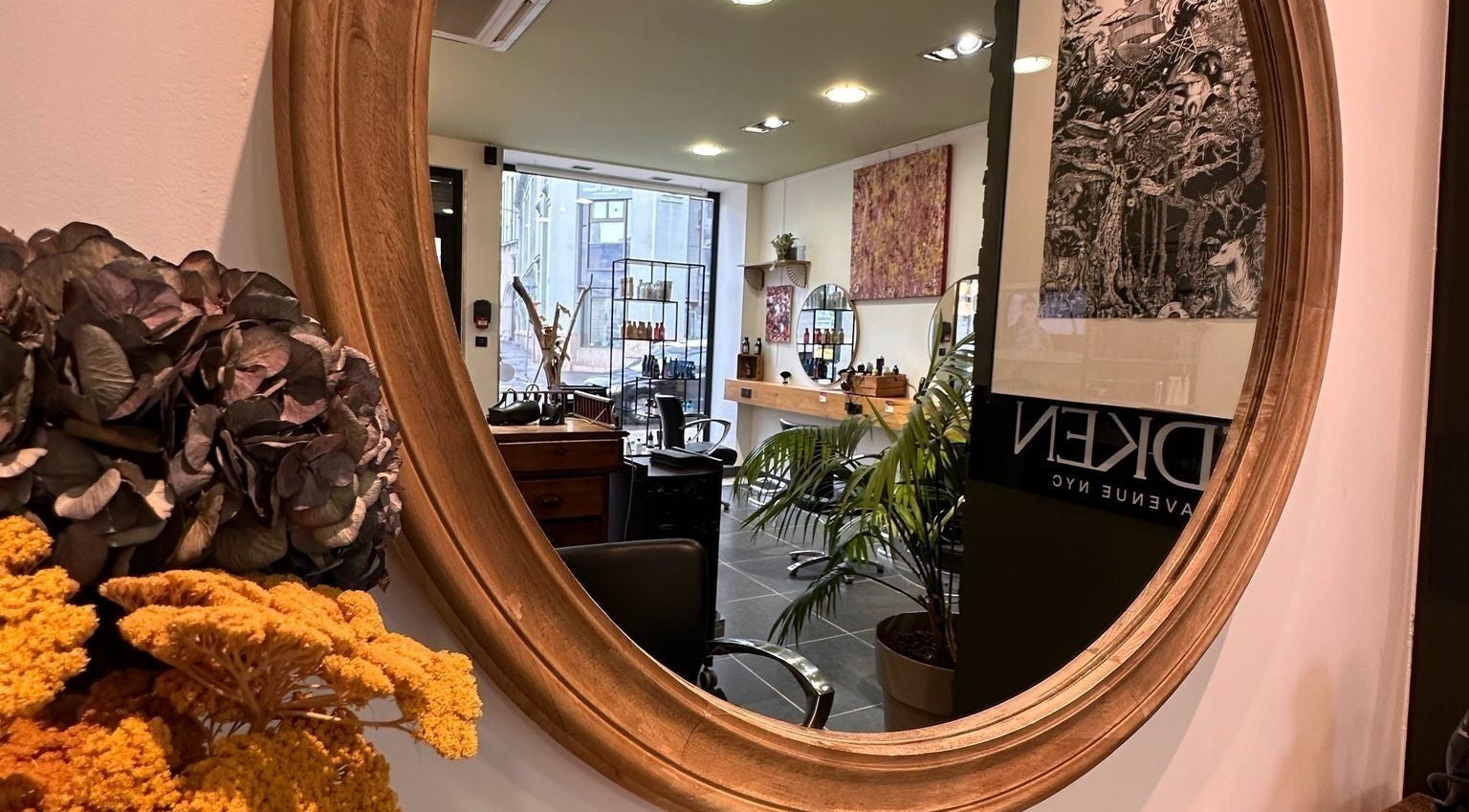 Intérieur élégant de LOFT HAIR à Reims, Grand Est, FR avec miroirs et décor chic.