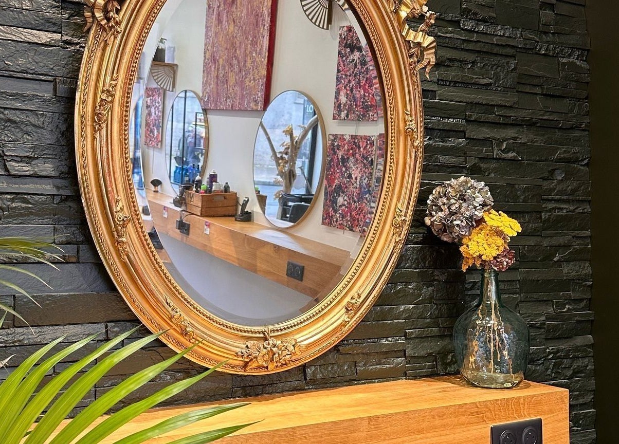 Miroir doré au LOFT HAIR, décor élégant à Reims, Grand Est, FR.
