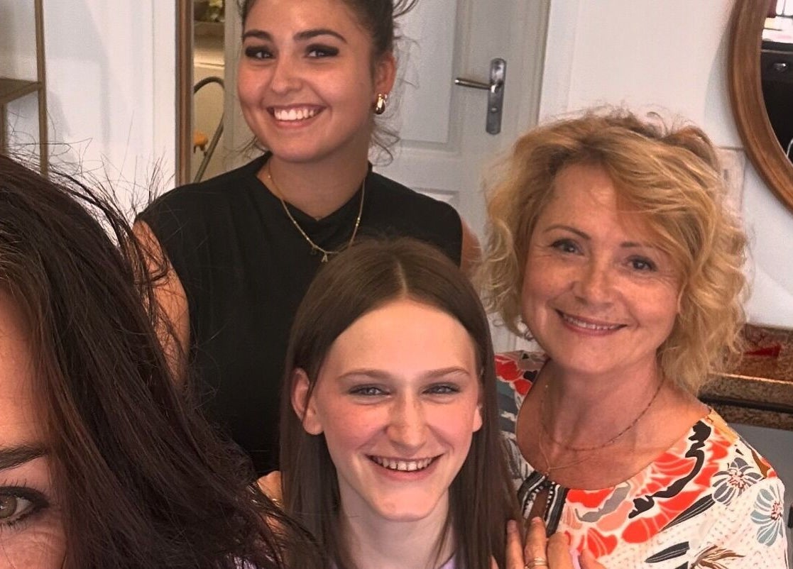 Équipe souriante à LOFT HAIR, Reims, Grand Est, FR. Convivialité et beauté en salon.