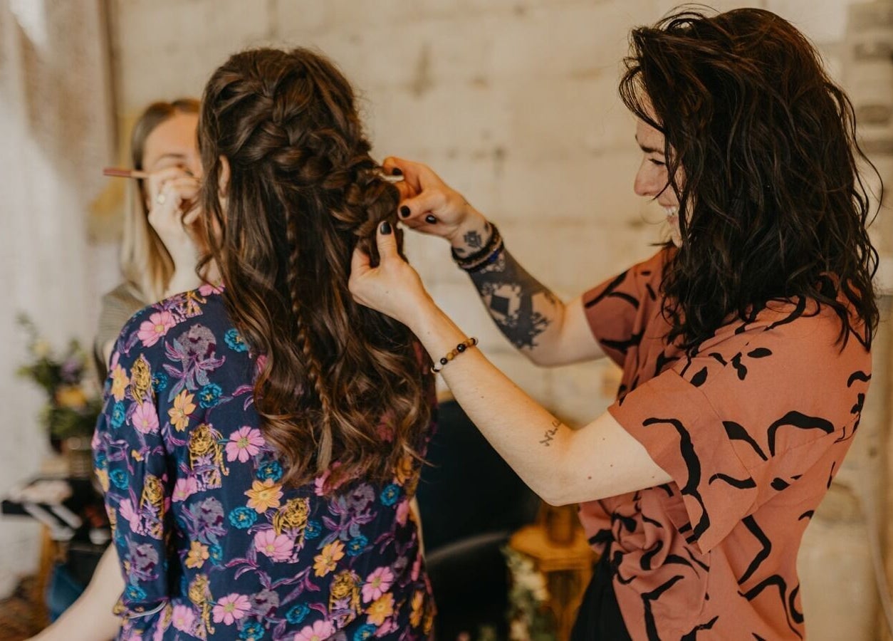 Styliste LOFT HAIR Reims réalisant une coiffure sophistiquée sur cliente.