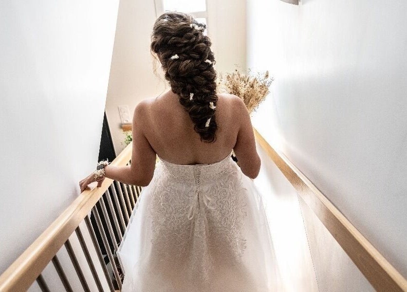 Vue de dos d'une mariée avec coiffure tressée chez LOFT HAIR, Reims, Grand Est, FR.