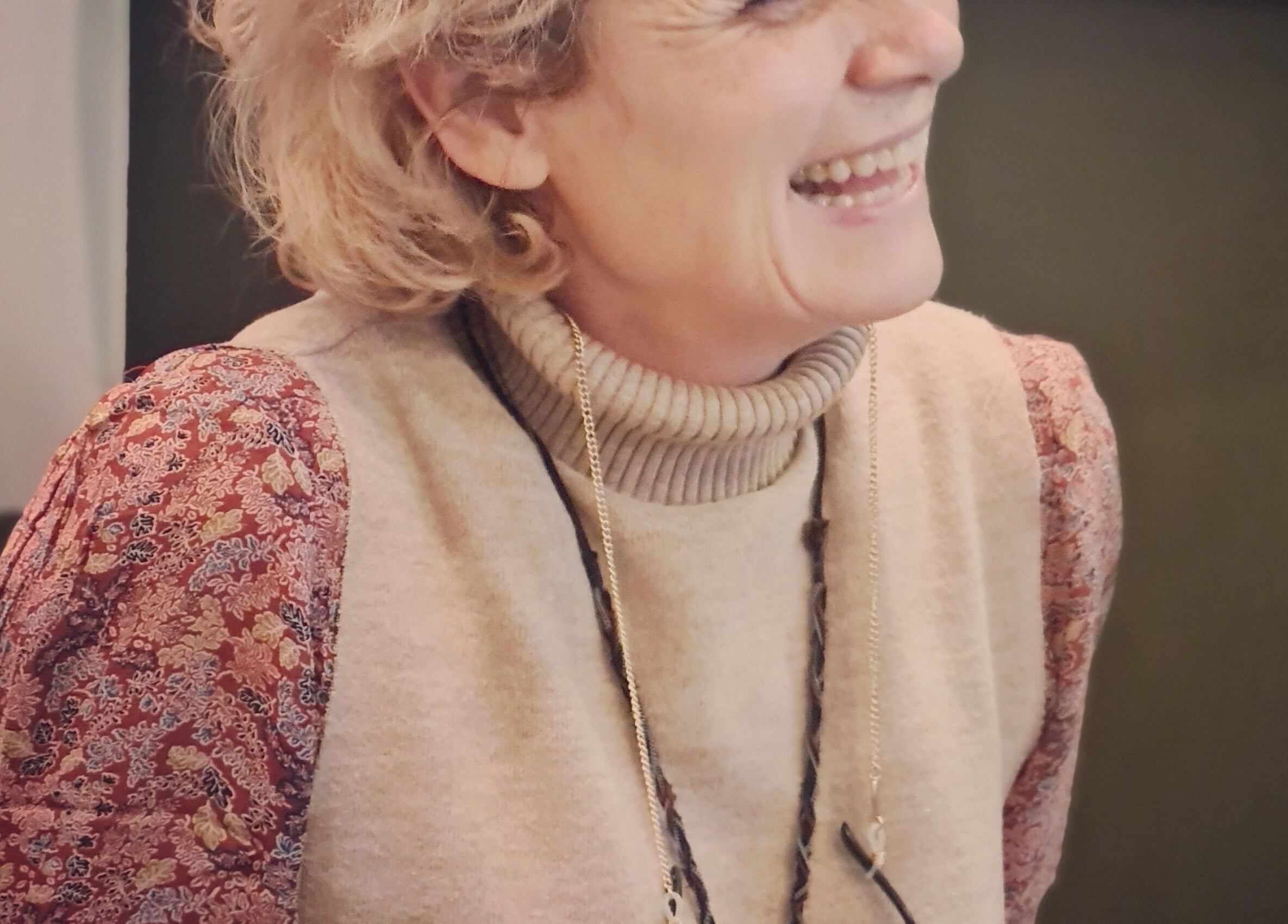 Client heureux à LOFT HAIR, Reims, Grand Est, FR, portant un pull beige à manches florales.