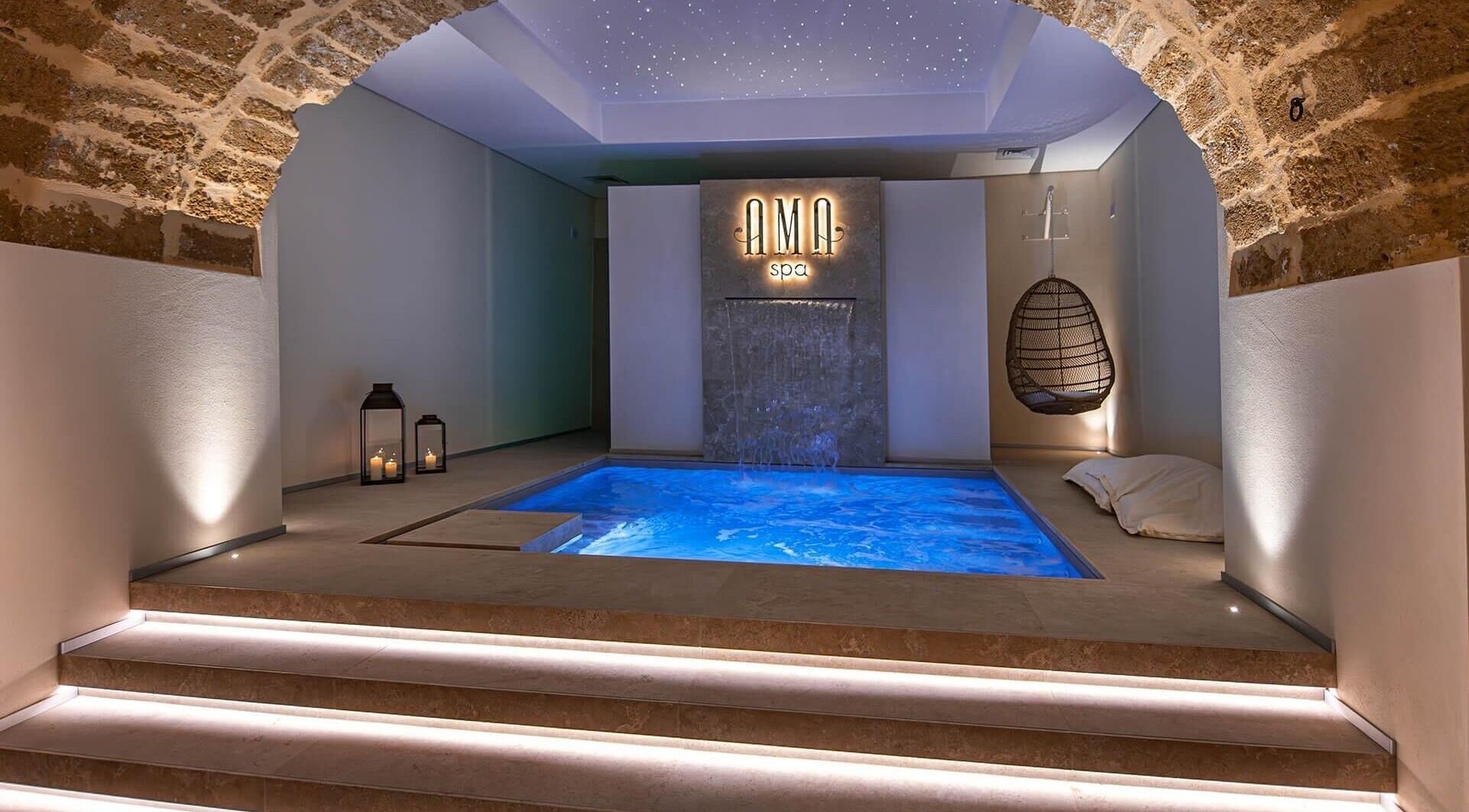 Piscina elegante con illuminazione soffusa presso AMA SPA, Castellammare Del Golfo, Sicilia, IT.